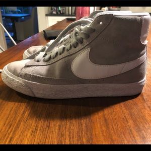 NIKE Blazer Mid Tops Gray and White size 6